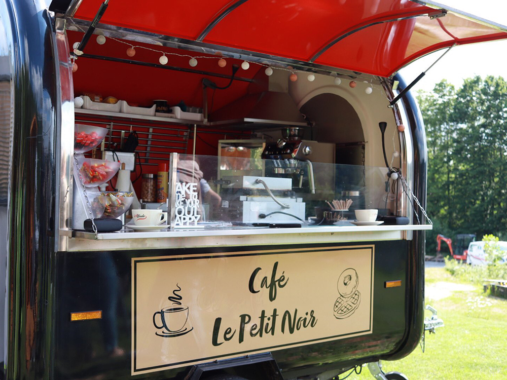 Chilikanone bestückt mit Kaffee und Kuchen